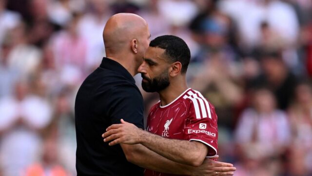 Mohamed Salah z Liverpoolu sa objíma s Arne Slotom, manažérom Liverpoolu, po vystriedaní počas zápasu Premier League medzi Liverpoolom a Brentfordom na Anfielde 24. mája 2026 v Liverpoole v Anglicku.