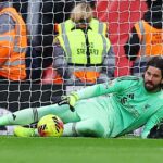 Arne Slot poskytuje aktualizáciu Alissona Beckera pred súbojom Liverpoolu s Man United