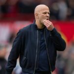 MANCHESTER, ANGLICKO - 3. MÁJ: Manažér Liverpoolu Arne Slot sa po zápase Premier League medzi Manchestrom United a Liverpoolom na Old Trafford 3. mája 2026 v anglickom Manchestri vracia do šatne. (Foto: Visionhaus/Getty Images)