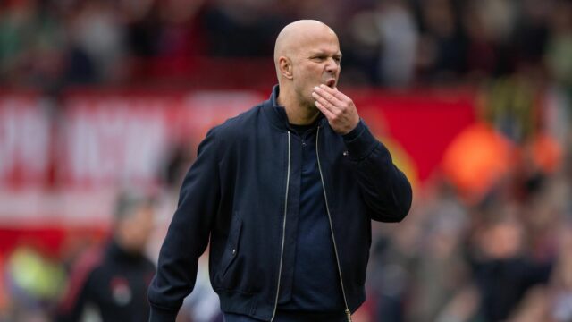MANCHESTER, ANGLICKO - 3. MÁJ: Manažér Liverpoolu Arne Slot sa po zápase Premier League medzi Manchestrom United a Liverpoolom na Old Trafford 3. mája 2026 v anglickom Manchestri vracia do šatne. (Foto: Visionhaus/Getty Images)