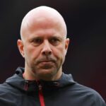 Arne Slot bol kúpený späť na zem už druhý rok v Liverpoole