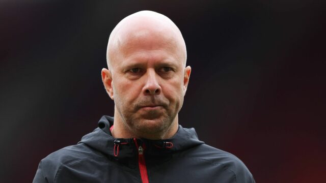 Arne Slot bol kúpený späť na zem už druhý rok v Liverpoole