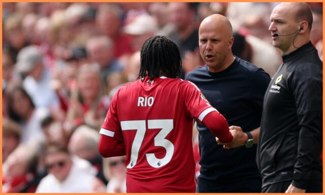 Arne Slot vracia úder fanúšikom Liverpoolu cez ponorku Rio Ngumoha
