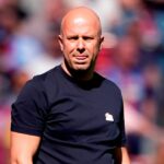 Arne Slot verí, že jeho mladé hviezdy môžu viesť štandard v Liverpoole
