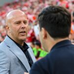 Hlavnými trénermi sú Arne Slot z Liverpoolu a Andoni Iraola z Bournemouthu