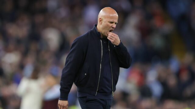 BIRMINGHAM, ANGLICKO - 15. MÁJ: Arne Slot, hlavný tréner Liverpoolu, vyzerá po zápase Premier League medzi Aston Villou a Liverpoolom vo Villa Parku 15. mája 2026 v anglickom Birminghame skleslo. (Foto: James Gill – Danehouse/Getty Images)