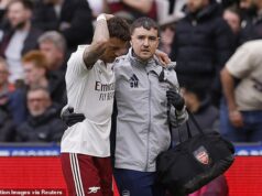 Arsenal a Anglicko trpia vážnymi zraneniami, pretože hviezda Gunners je po kolízii nútená nastúpiť proti West Hamu Ben White sa zranil v prvom polčase nedeľňajšieho výjazdu Arsenalu do West Hamu
