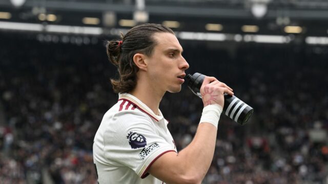 Riccardo Calafiori pred zápasom Premier League medzi West Hamom United a Arsenalom na londýnskom štadióne.