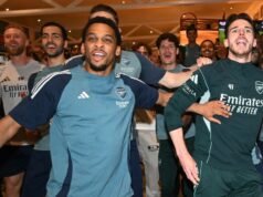 Arsenal dostal obrovskú podporu, keď Jurrien Timber počas osláv titulu upustil od aktualizácie zranení Jurrien Timber, Declan Rice, Piero Hincapie a Tommy Setford z Arsenalu sledujú AFC Bournemouth vs Manchester City v Sobha Realty Training Center 19. mája 2026 v London Colney, Anglicko