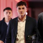 Julian Alvarez z Atlética Madrid sa pozerá na semifinálový zápas druhej ligy Ligy majstrov UEFA 2025/26 medzi Arsenal FC a Atletico de Madrid na štadióne Arsenalu