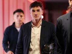 Arsenal dostal podporu Juliana Alvareza, keď jeho tímový kolega objasnil súkromný rozhovor Julian Alvarez z Atlética Madrid sa pozerá na semifinálový zápas druhej ligy Ligy majstrov UEFA 2025/26 medzi Arsenal FC a Atletico de Madrid na štadióne Arsenalu