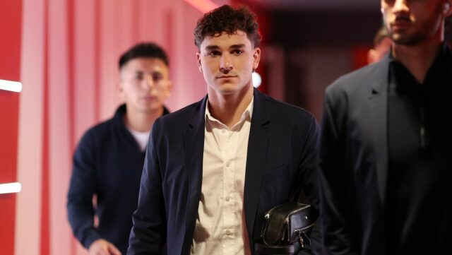 Julian Alvarez z Atlética Madrid sa pozerá na semifinálový zápas druhej ligy Ligy majstrov UEFA 2025/26 medzi Arsenal FC a Atletico de Madrid na štadióne Arsenalu