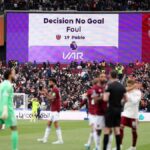 Na LED tabuli sa zobrazuje rozhodnutie VAR, ktoré zakázalo gól strelený Callumom Wilsonom z West Ham United po tom, čo Pablo z West Ham United fauloval Davida Raya z Arsenalu počas zápasu Premier League medzi West Ham United a Arsenalom na londýnskom štadióne 10. mája 2026 v Londýne, Anglicko.