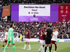 Arsenal, ktorý získal titul v Premier League, ako superpočítač odhaľuje skutočný vplyv VAR Na LED tabuli sa zobrazuje rozhodnutie VAR, ktoré zakázalo gól strelený Callumom Wilsonom z West Ham United po tom, čo Pablo z West Ham United fauloval Davida Raya z Arsenalu počas zápasu Premier League medzi West Ham United a Arsenalom na londýnskom štadióne 10. mája 2026 v Londýne, Anglicko.