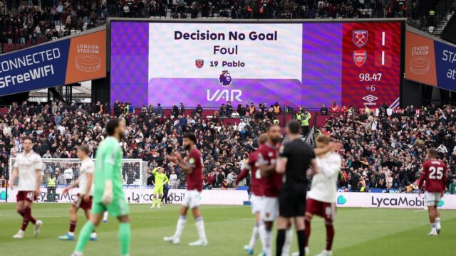 Na LED tabuli sa zobrazuje rozhodnutie VAR, ktoré zakázalo gól strelený Callumom Wilsonom z West Ham United po tom, čo Pablo z West Ham United fauloval Davida Raya z Arsenalu počas zápasu Premier League medzi West Ham United a Arsenalom na londýnskom štadióne 10. mája 2026 v Londýne, Anglicko.