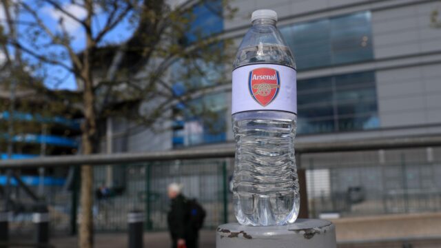 Arsenal nikdy neprestane fľaškovať po tom, čo sa stal prvým klubom Premier League, ktorý sa zapojil do pohybu
