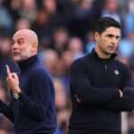 Pep Guardiola Manažér / hlavný tréner Manchestru City reaguje, ako sa Mikel Arteta manažér / hlavný tréner Arsenalu pozerá počas zápasu Premier League medzi Manchestrom City a Arsenalom na Etihad Stadium