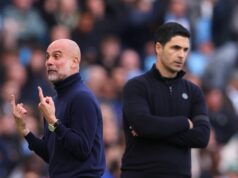 Arsenal objavil chybu VAR ako potvrdenú chybu v boji o titul v Premier League „zadarmo pre všetkých“. Pep Guardiola Manažér / hlavný tréner Manchestru City reaguje, ako sa Mikel Arteta manažér / hlavný tréner Arsenalu pozerá počas zápasu Premier League medzi Manchestrom City a Arsenalom na Etihad Stadium