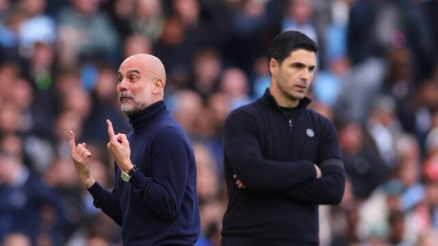 Pep Guardiola Manažér / hlavný tréner Manchestru City reaguje, ako sa Mikel Arteta manažér / hlavný tréner Arsenalu pozerá počas zápasu Premier League medzi Manchestrom City a Arsenalom na Etihad Stadium