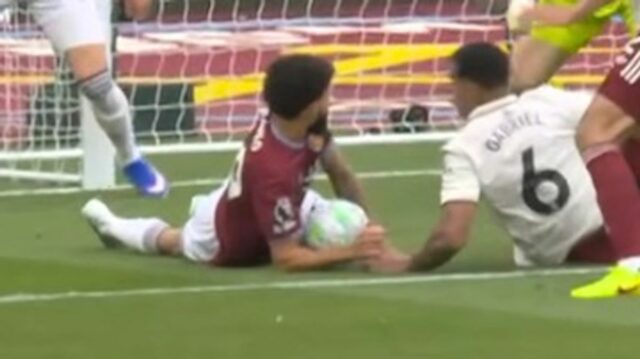 Arsenalu zamietli penaltu proti West Hamu United