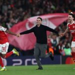 Noni Madueke, Mikel Arteta a Declan Rice oslavujú postup Arsenalu do finále