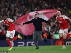 Arsenal plánuje prehliadku trofejí v Premier League a Lige majstrov – ale ak sezóna skončí prepadákom, bude čeliť nepríjemnému zrušeniu Noni Madueke, Mikel Arteta a Declan Rice oslavujú postup Arsenalu do finále