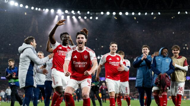 Hráči Arsenalu oslavujú