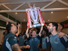 Arsenal po zisku titulu v Premier League dosiahol rekordných 770 miliónov libier Hráči Arsenalu oslavujú zisk titulu v Premier League