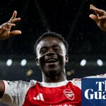 Arsenal FC v. Atletico de Madrid – semifinále Ligy majstrov 2025/26 2025/26 semifinálový zápas LONDÝN, ANGLICKO – 5. MÁJ: Bukayo Saka z Arsenalu máva fanúšikom po víťazstve ich strán počas semifinálového zápasu druhej časti Ligy majstrov UEFA 2025/26 medzi Arsenal FC a Atletico Londýn, štadión v Anglicku, 20. mája na štadióne Arsen 6. mája. (Foto od Gaspafotos/MB Media/Getty Images)