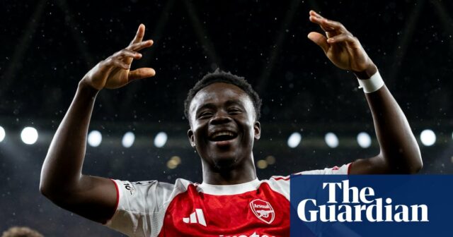 Arsenal FC v. Atletico de Madrid – semifinále Ligy majstrov 2025/26 2025/26 semifinálový zápas LONDÝN, ANGLICKO – 5. MÁJ: Bukayo Saka z Arsenalu máva fanúšikom po víťazstve ich strán počas semifinálového zápasu druhej časti Ligy majstrov UEFA 2025/26 medzi Arsenal FC a Atletico Londýn, štadión v Anglicku, 20. mája na štadióne Arsen 6. mája. (Foto od Gaspafotos/MB Media/Getty Images)