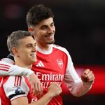 Leandro Trossard a Kai Havertz z Arsenalu oslavujú