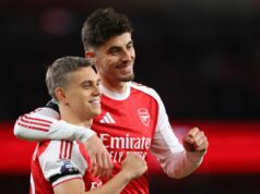 Arsenal sa po zisku titulu v Premier League vďaka pravidlu rozhodol pre veľkú zmenu dresu Leandro Trossard a Kai Havertz z Arsenalu oslavujú