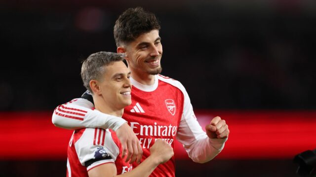 Leandro Trossard a Kai Havertz z Arsenalu oslavujú