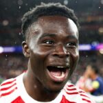 Bukayo Saka oslavuje