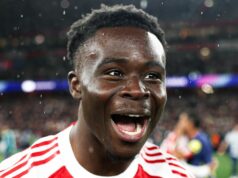 Arsenal sa učí súperov z finále Ligy majstrov, zatiaľ čo Bukayo Saka dostáva svoj ideálny scenár Bukayo Saka oslavuje