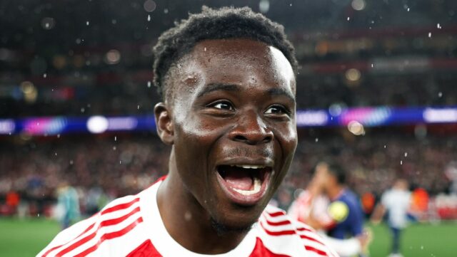 Bukayo Saka oslavuje