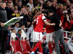Arsenal si zabezpečil finále Ligy majstrov, keďže výhoda PSG zmizne Myles Lewis-Skelly, Piero Hincapie a Viktor Gyoekeres z Arsenalu sa túlia s Mikelom Artetom, manažérom Arsenalu, keď sa pripravujú ako náhradníci počas zápasu Premier League medzi Arsenalom a Burnley na Emirates Stadium 18. mája 2026 v Londýne v Anglicku.