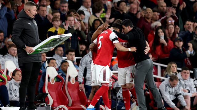 Myles Lewis-Skelly, Piero Hincapie a Viktor Gyoekeres z Arsenalu sa túlia s Mikelom Artetom, manažérom Arsenalu, keď sa pripravujú ako náhradníci počas zápasu Premier League medzi Arsenalom a Burnley na Emirates Stadium 18. mája 2026 v Londýne v Anglicku.