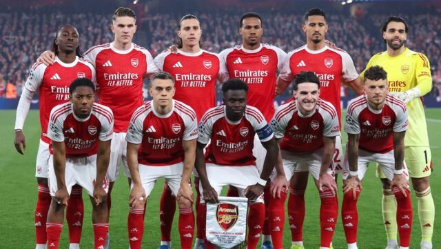 Skupinová fotografia tímu Arsenal počas semifinálového zápasu druhej ligy UEFA Ligy majstrov 2025/26 medzi Arsenal FC a Atletico de Madrid na štadióne Arsenal 5. mája 2026 v Londýne v Anglicku.