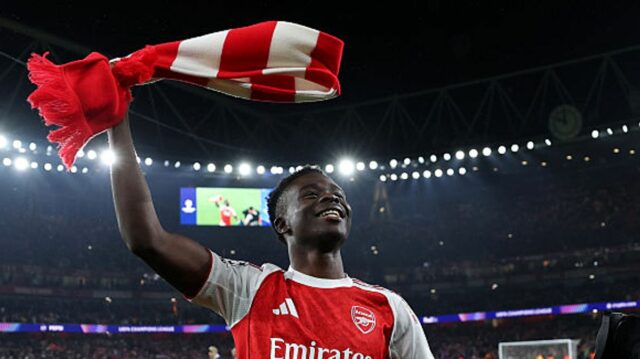 Víťaz zápasu Arsenalu Bukayo Saka oslavuje po výhre nad Atléticom Madrid