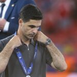 Sklíčený manažér/tréner Arsenalu Mikel Arteta si preberá medailu pre druhé miesto počas zápasu finále Ligy majstrov UEFA 2026 medzi Paris Saint-Germain a Arsenal FC v Puskas Arene 30. mája 2026 v Budapešti v Maďarsku