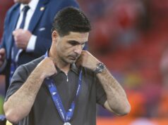 Arsenal utrpel okamžitú prestupovú ranu po prehre vo finále Ligy majstrov Sklíčený manažér/tréner Arsenalu Mikel Arteta si preberá medailu pre druhé miesto počas zápasu finále Ligy majstrov UEFA 2026 medzi Paris Saint-Germain a Arsenal FC v Puskas Arene 30. mája 2026 v Budapešti v Maďarsku