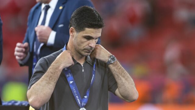 Sklíčený manažér/tréner Arsenalu Mikel Arteta si preberá medailu pre druhé miesto počas zápasu finále Ligy majstrov UEFA 2026 medzi Paris Saint-Germain a Arsenal FC v Puskas Arene 30. mája 2026 v Budapešti v Maďarsku