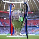 Mikel Arteta, manažér Arsenalu, chytá loptu ako Luis Enrique, hlavný tréner Paris Saint-Germain (Getty)