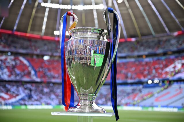 Mikel Arteta, manažér Arsenalu, chytá loptu ako Luis Enrique, hlavný tréner Paris Saint-Germain (Getty)