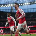 Desaťročné čakanie Arsenalu sa skončilo. Tím Mikela Artetu bol v utorok prvýkrát od roku 2004 korunovaný za šampióna Premier League po tom, čo Manchester City remizoval s Bournemouthom 1:1.