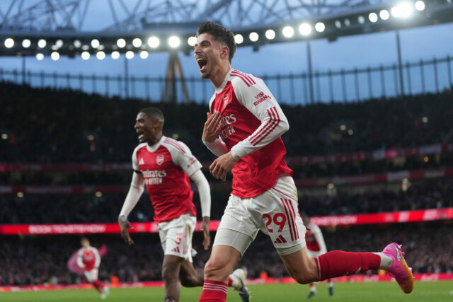 Desaťročné čakanie Arsenalu sa skončilo. Tím Mikela Artetu bol v utorok prvýkrát od roku 2004 korunovaný za šampióna Premier League po tom, čo Manchester City remizoval s Bournemouthom 1:1.