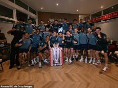 Arsenal vyhral titul v Premier League! Muži Mikela Artetu ukončili 22-ročné čakanie po žrebovaní Man City v predposlednom zápase Pepa Guardiolu – keď novopečení šampióni oslavovali na svojom tréningovom ihrisku. Arsenal ukončil 22-ročné sucho o titule v Premier League po tom, čo Man City nedosiahol