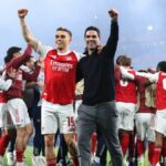LONDÝN, ANGLICKO - 5. MÁJ: Mikel Arteta, manažér / hlavný tréner Arsenalu, oslavuje s Leandrom Trossardom po semifinálovom zápase druhej časti Ligy majstrov UEFA 2025/26 medzi Arsenal FC a Atletico de Madrid na Arsenal Stadium 5. mája 2026 v Londýne v Anglicku. (Foto Catherine Ivill - AMA/Getty Images)