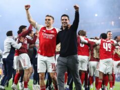 Arsenal vyhral titul v Premier League po prepade Man City, keď Gunners ukončili 22-ročné čakanie LONDÝN, ANGLICKO - 5. MÁJ: Mikel Arteta, manažér / hlavný tréner Arsenalu, oslavuje s Leandrom Trossardom po semifinálovom zápase druhej časti Ligy majstrov UEFA 2025/26 medzi Arsenal FC a Atletico de Madrid na Arsenal Stadium 5. mája 2026 v Londýne v Anglicku. (Foto Catherine Ivill - AMA/Getty Images)